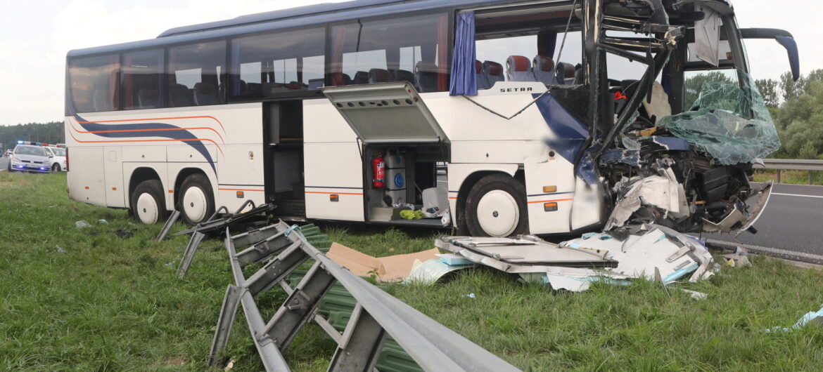 Kolejny wypadek autokaru z dziećmi Zderzył się z ciężarówką