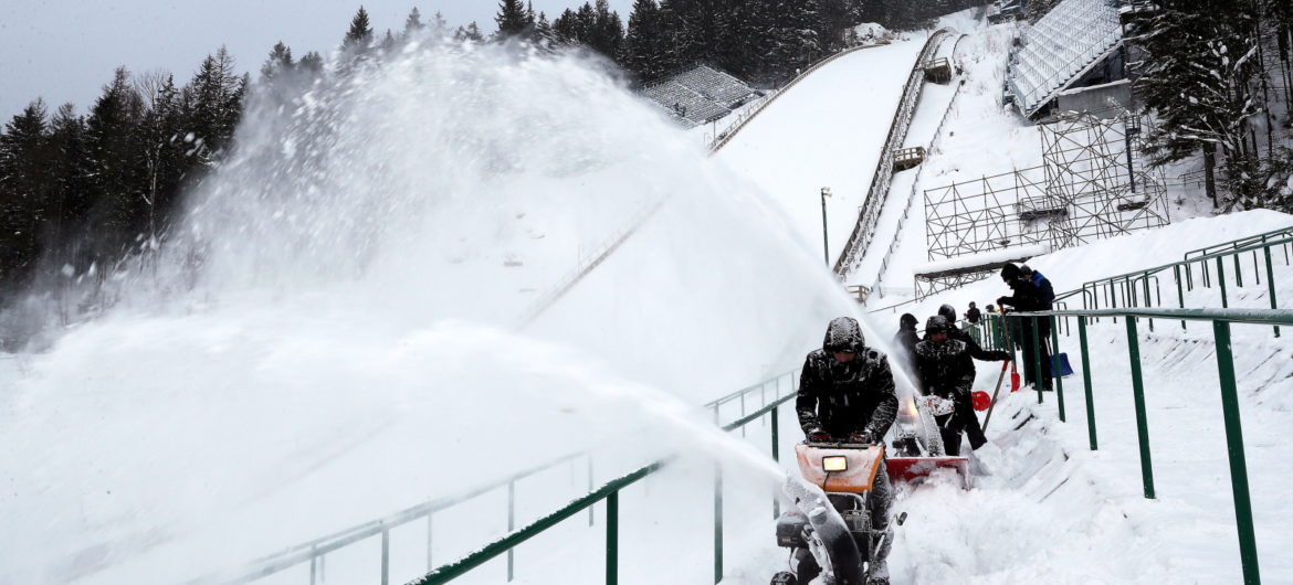 PŚ w skokach – Zakopane walczy z nadmiarem śniegu