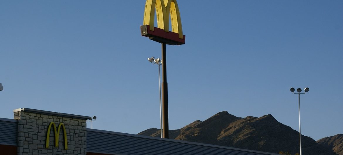 Hindusi oburzyli się na McDonalds gdy ogłoszono, że serwują wyłącznie mięso halal