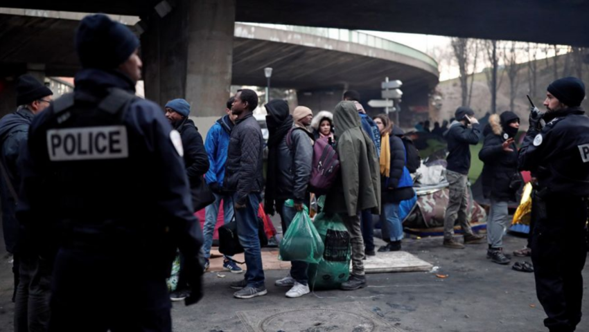 Francja:  Policja usuwa imigrantów z obozowiska na północy Paryża