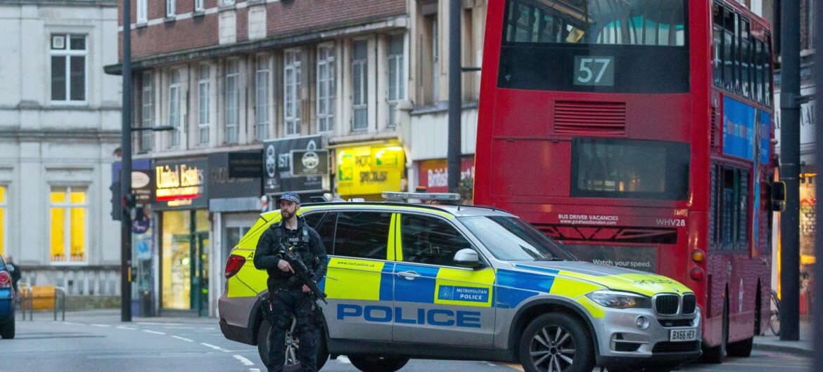 Zamachowiec z Londynu chciał, aby jego dziewczyna obcięła głowy rodzicom. Władze UK wypuściły go z więzienia