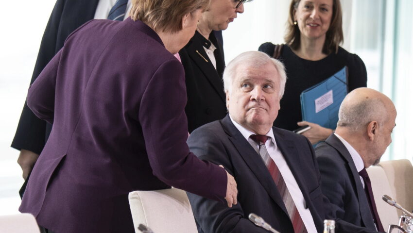  Szef MSW Niemiec odmówił podania ręki Angeli Merkel. “Nie ma to nic wspólnego z brakiem manier”