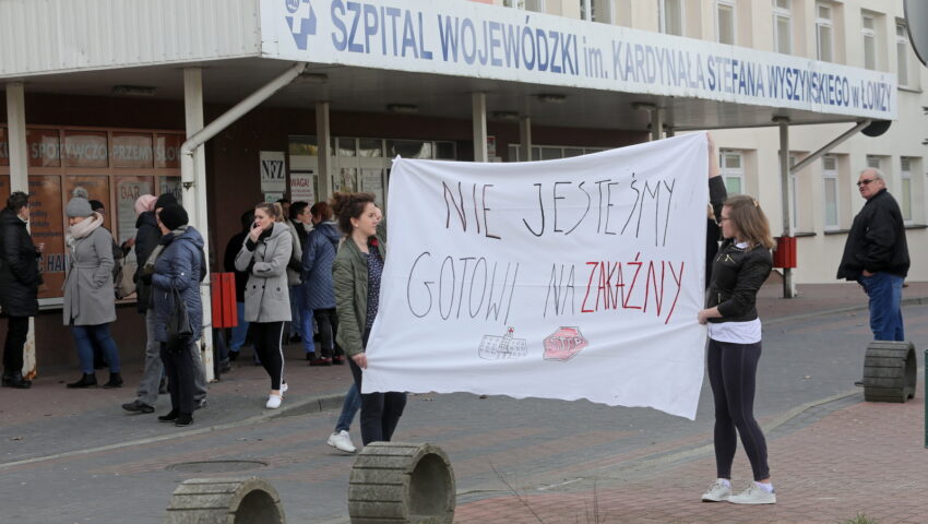 Skrajnie nieodpowiedzialne zachowanie! Urządzili protest pod szpitalem