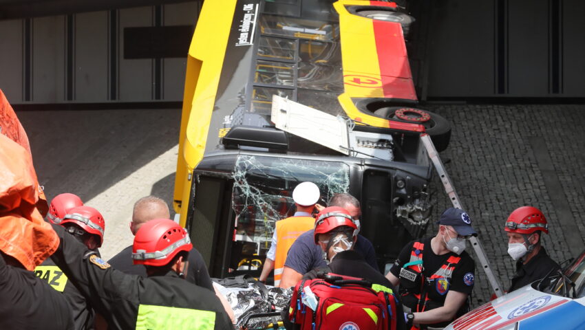 Tragiczny wypadek w Warszawie, autobus spadł z wiaduktu. 1 osoba nie żyje, 20 jest rannych