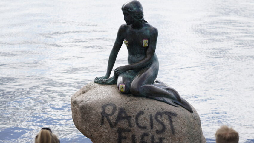Zdewastowano Syrenkę. Na posągu pojawił się napis: “rasistowska ryba”
