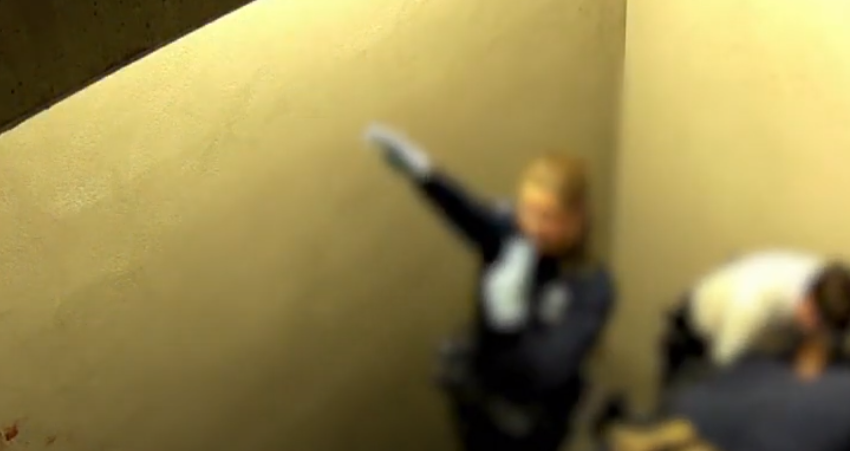 Wyciekło szokujące nagranie. Belgijscy policjanci dusili Słowaka a policjantka śmiała się i hajlowała