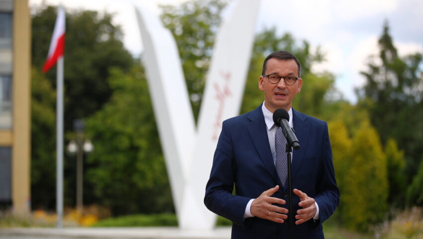 “Nasze barwy należą do nas wszystkich”. Premier zainaugurował projekt “Pod Biało-Czerwoną”