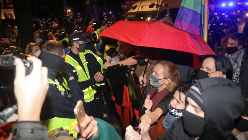 Zamieszki pod domem Jarosława Kaczyńskiego. Demonstranci rzucali kamieniami