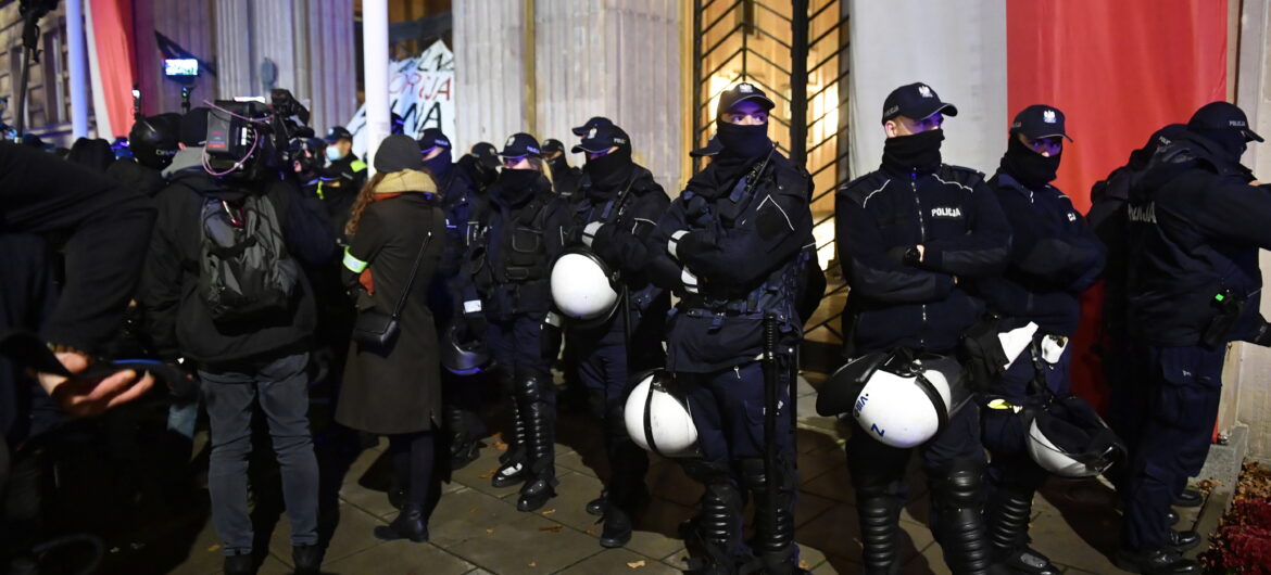 To mają być pokojowe protesty? Strajkujący nacierali na policjantów, a obok stali politycy KO