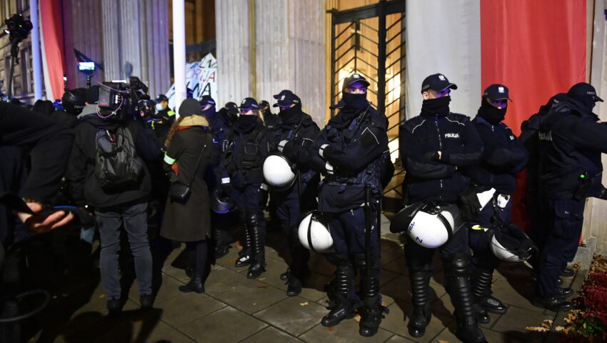 Prokuratura przyłączyła się do apelacji obrońcy policjanta oskarżonego o nadużycie siły. “Nie popełnił zarzucanego mu czynu”