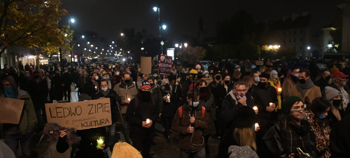 Ekspert twierdzi, że wzrost liczby infekcji koronawirusem mogły spowodować protesty feministek