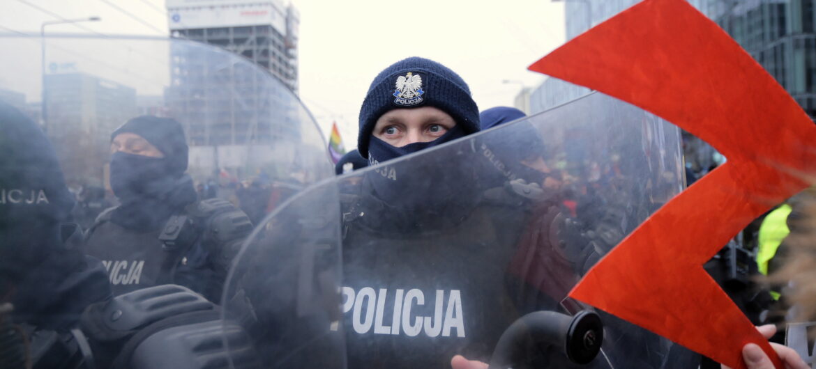 Protestujący dotarli na Żoliborz. Policja: “Grupa protestujących zaatakowała funkcjonariuszy”