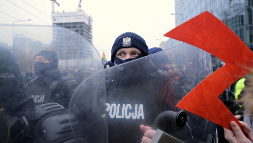 Protestujący dotarli na Żoliborz. Policja: “Grupa protestujących zaatakowała funkcjonariuszy”