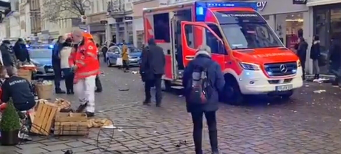 Atak w Niemczech. Kierowca staranował osoby spacerujące deptakiem. Są ofiary śmiertelne