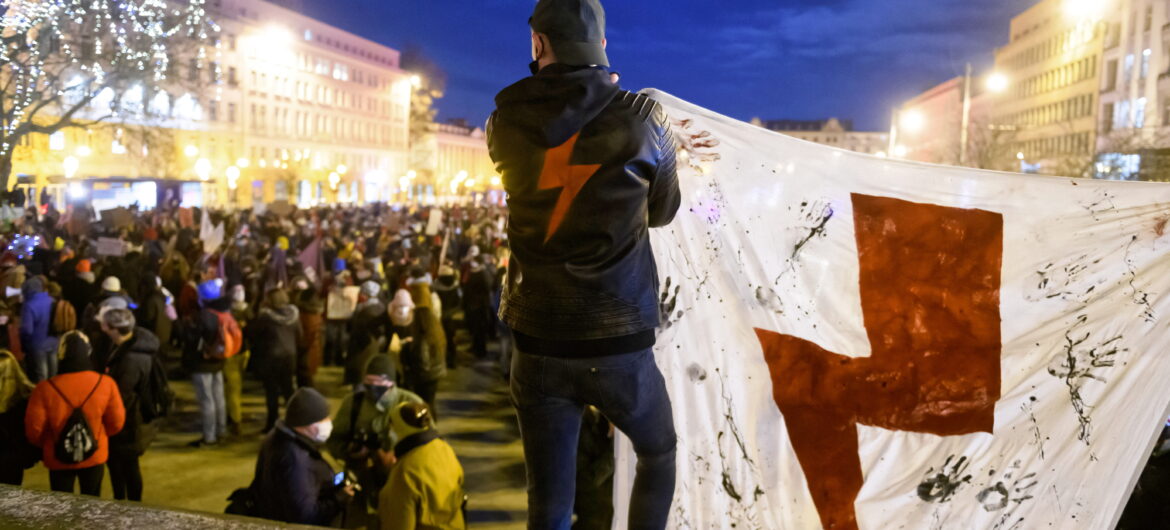 Kolejny dziennikarz pobity przez zwolenników aborcji. “Popychano mnie, szarpano i próbowano przewrócić”