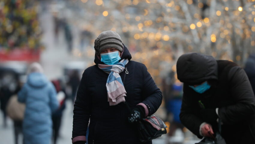 Prezes Polskiego Towarzystwa Epidemiologów: “Maseczki na zewnątrz nie są potrzebne. Skupmy się na miejscach, gdzie wirus jest”