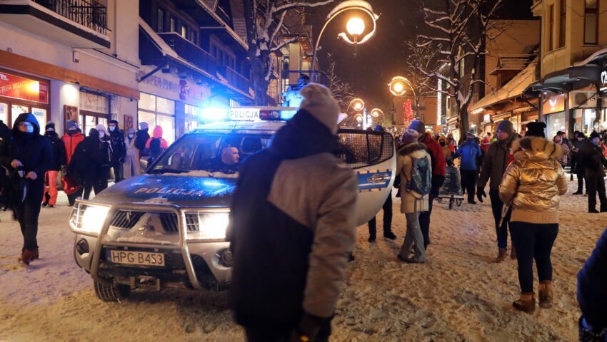 Aż 300 interwencji policji w weekend w Zakopanem. “Wylegitymowano 512 osób i nałożono 164 mandaty karne”