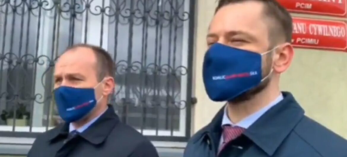 Posłowie PO próbowali przeprowadzić konferencję w Pcimiu. Przerwali im mieszkańcy: “Nie możecie strawić bólu po przegranej”