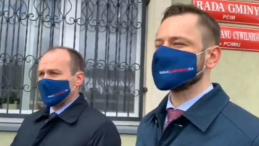 Posłowie PO próbowali przeprowadzić konferencję w Pcimiu. Przerwali im mieszkańcy: “Nie możecie strawić bólu po przegranej”
