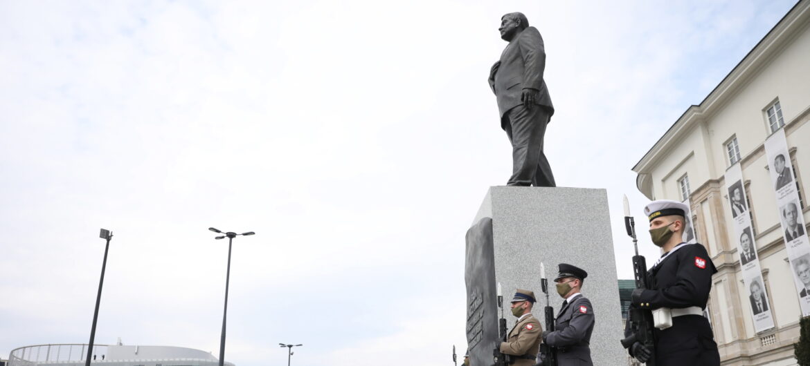 “Oskarżanie Lecha Kaczyńskiego i innych zmarłych w katastrofie smoleńskiej o jej spowodowanie jest podłością”
