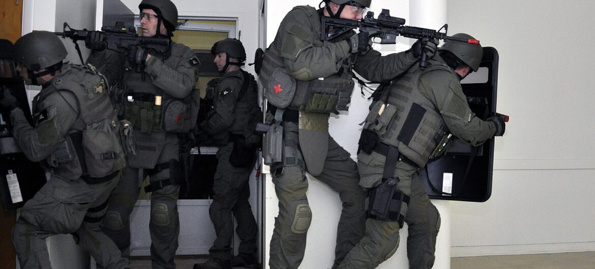FBI dokonało nalotu na hotel i zakuło gości w kajdanki. Okazało się, że to pomyłka