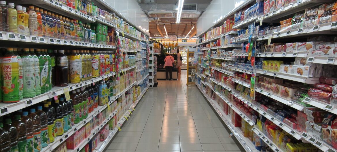 Kobieta twierdziła, że ma COVID, kaszlała na produkty w supermarkecie. Trafi za to do więzienia