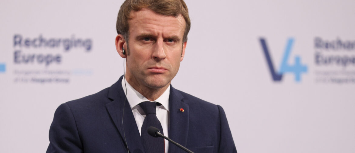 Macron odleciał na orbitę. Prezydent Francji nazwał premiera Morawieckiego “skrajnie prawicowym antysemitą, który wyklucza osoby LGBT”