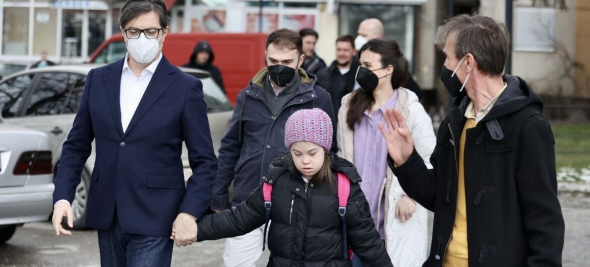 Dziewczynka z zespołem Downa była prześladowana przez rówieśników. Do szkoły odprowadził ją sam prezydent