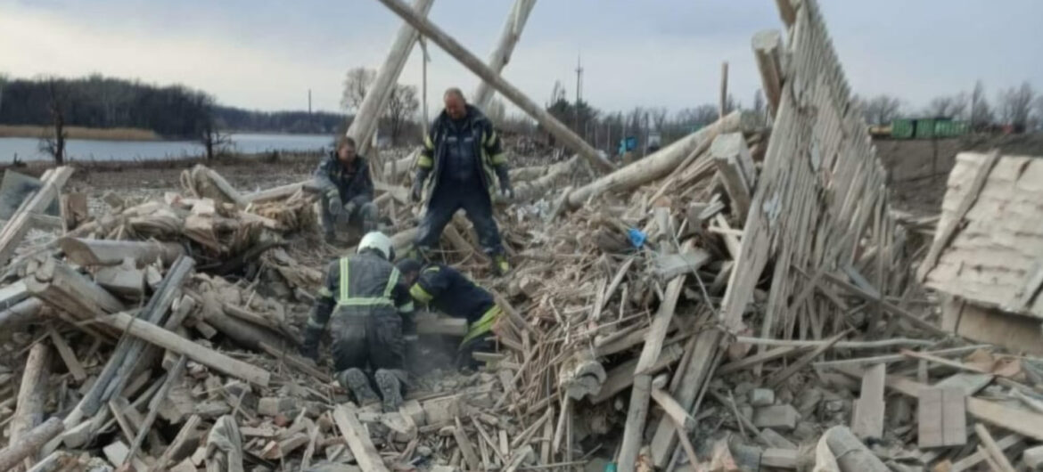 Wstrząsające sceny po rosyjskim ostrzale. Z gruzów wydobyto żyjącą kobietę