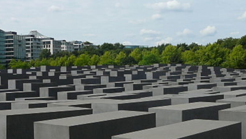 Swastyki na berlińskim pomniku ku czci ofiar Holocaustu