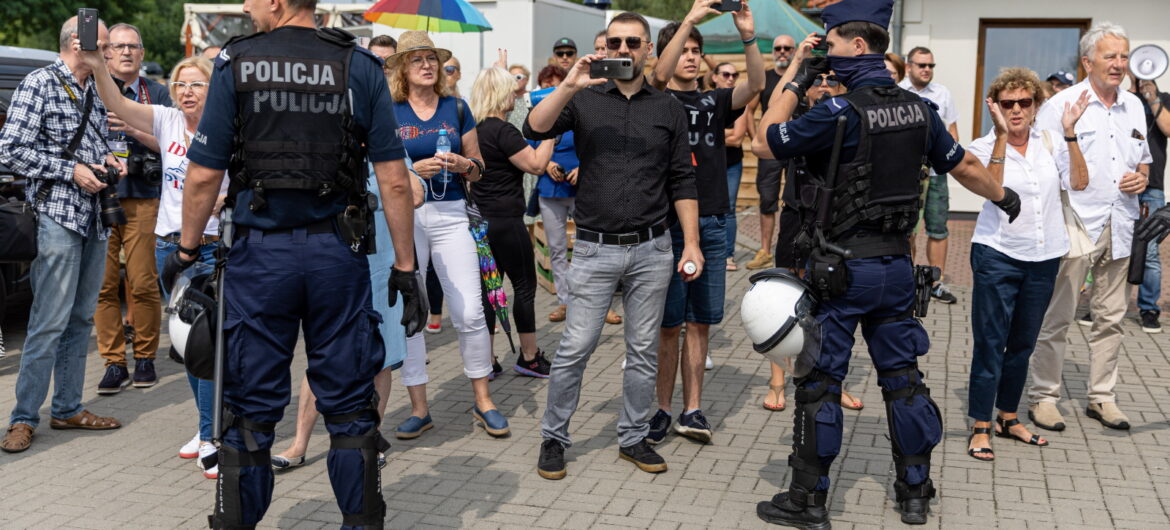 Szokujące sceny w Kórniku. Żona profesora Żerki została zwyzywana przez fanów opozycji