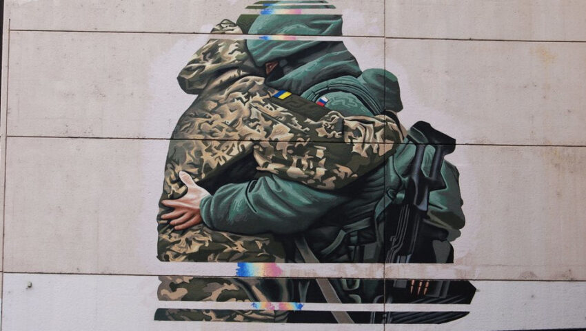 Afera wokół muralu z ukraińskim i rosyjskim żołnierzem. Niczym „gwałciciel tulący swoją ofiarę”