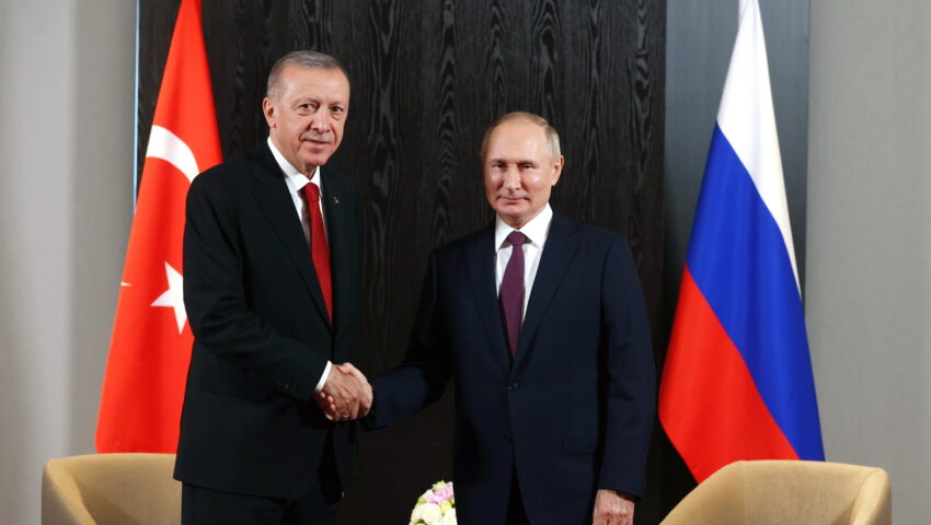 Putin ma problemy z chodzeniem? Kamery uchwyciły jak Erdogan prowadzi prezydenta Rosji