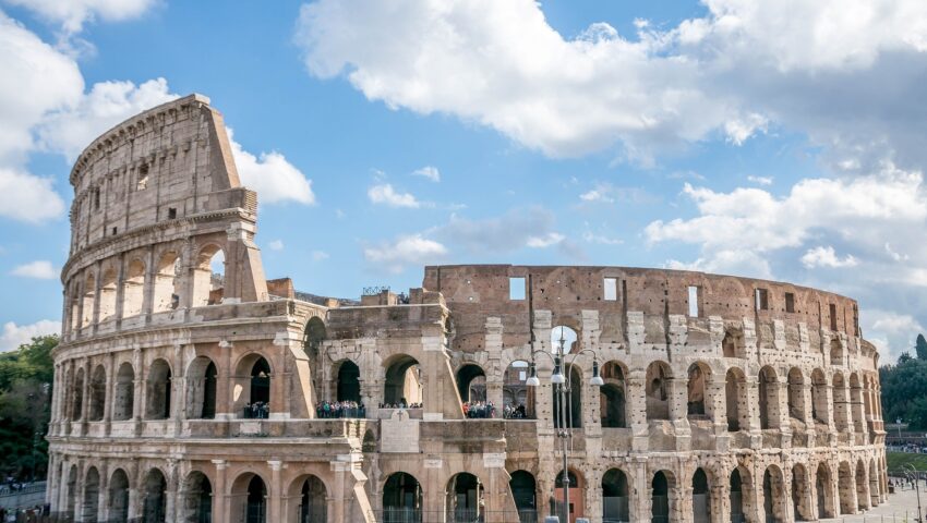 Chcieli zostawić po sobie pamiątkę i zniszczyli Koloseum. Turyści mogą trafić do więzienia