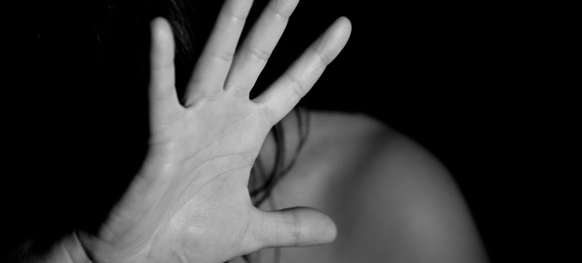 Oblał kobietę żrącą substancją, bo nie chciała spotkać się na Walentynki. Znamy wyrok sądu