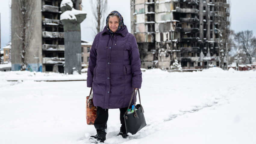 80-letnia mieszkanka zbombardowanej wsi: dorobek całego życia mam w reklamówce