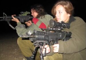 Karabinek IWI Tavor. Izrael we wtorek zacznie rozdawać wojskową broń mieszkańcom. 