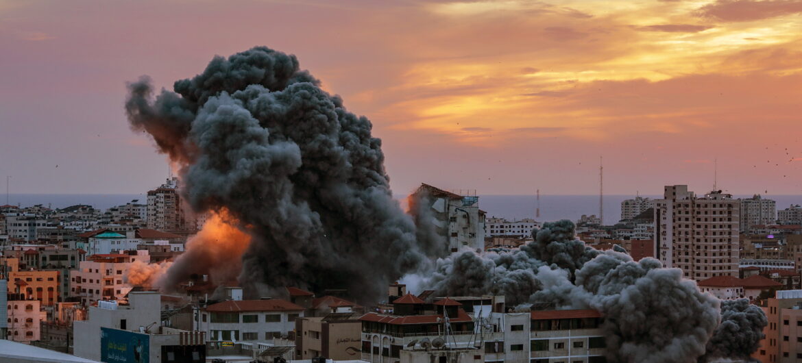 Dym nad Strefą Gazy w czasie izraelskich ostrzałów.