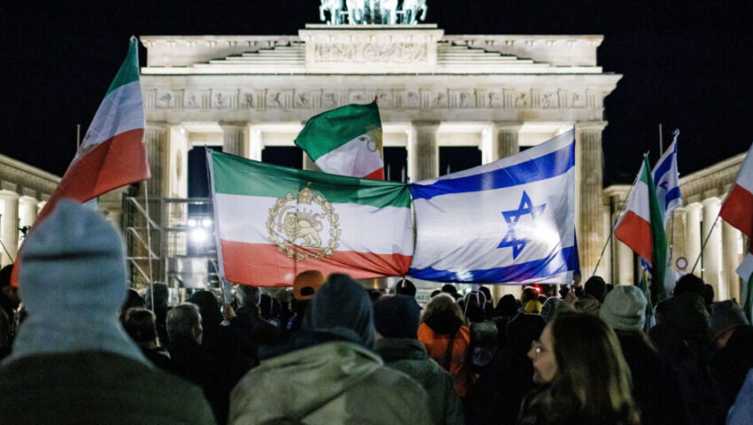 Participants stand with flags of Israel and old Persian flags during a commemoration event one month after the Hamas attack on Israel in front of the Brandenburg Gate in Berlin, Germany, 07 November 2023. Thousands of Israelis and Palestinians have died since the militant group Hamas launched an unprecedented attack on Israel from the Gaza Strip on 07 October 2023 and the Israeli strikes on the Palestinian enclave that followed it. EPA/CLEMENS BILAN Dostawca: PAP/EPA.