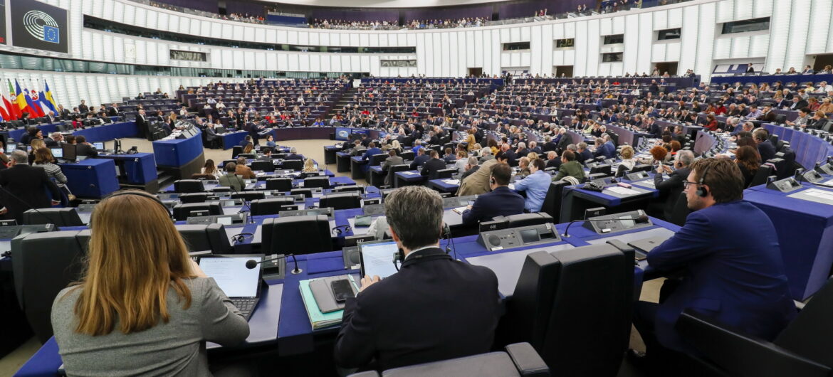 Members of the European Parliament (MEPs) attend a voting session at the European Parliament in Strasbourg, France, 17 January 2023. EPA/JULIEN WARNAND Dostawca: PAP/EPA.