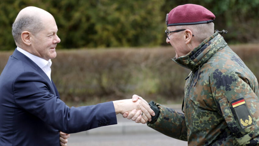 Brigade general and Commander of the Special Forces Command (KSK) Ansgar Meyer (R), welcomes German Chancellor Olaf Scholz (L) as he arrives at the German Special Forces Command (KSK) in Calw, Germany, 05 March 2024. Against the backdrop of the current security policy situation, the Federal Chancellor gets an impression of how the turning point is affecting the Army's special forces. EPA/RONALD WITTEK Dostawca: PAP/EPA.