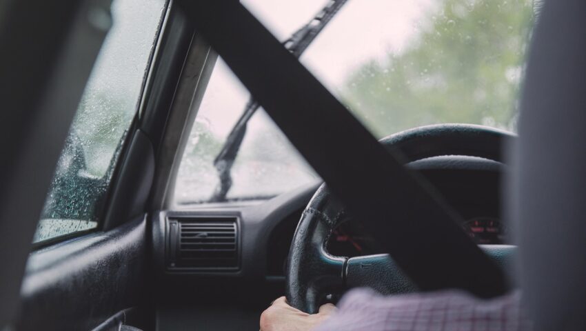 Rozbiła kilka samochodów na parkingu pod sklepem. Była tak pijana, że nie była w stanie dmuchnąć w alkomat