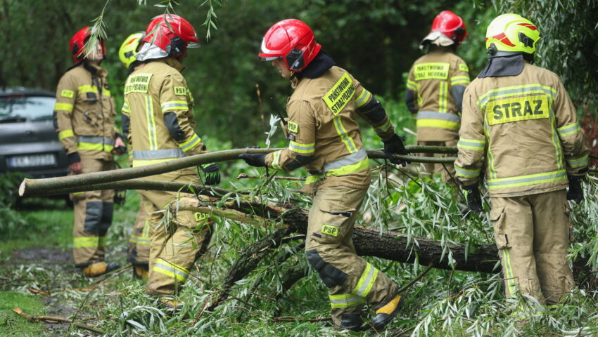 Potężne burze nad Podkarpaciem. Ok. 100 interwencji po opadach deszczu, 7,2 tys. odbiorców bez prądu