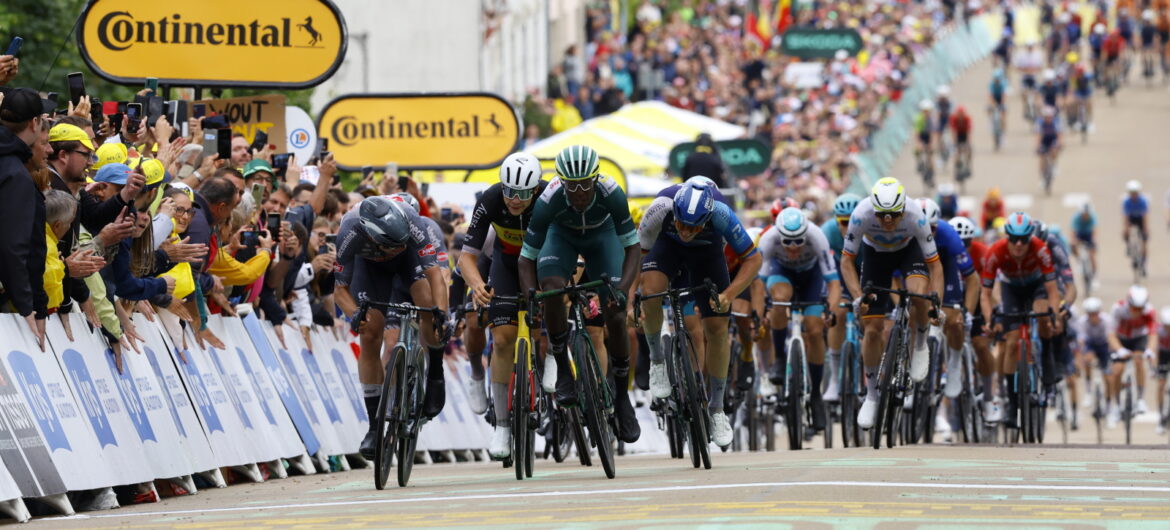 Kolarz pocałował żonę na Tour de France. Dostał za to karę