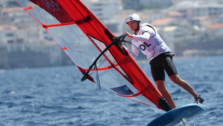 Paweł Tarnowski wiceliderem w regatach windsurfingowych. Gdyński żeglarz płynie po złoto!