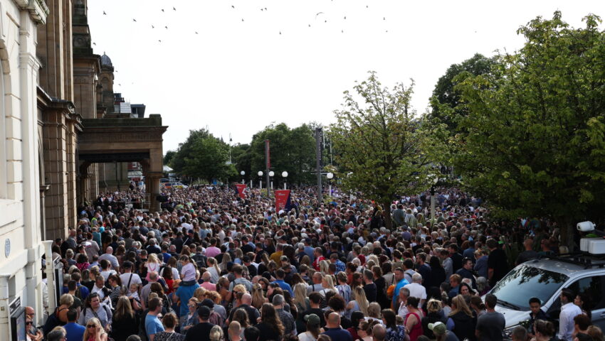 Southport zapłonęło po ataku nożownika, który zamordował troje dzieci. Zaatakowano miejscowy meczet