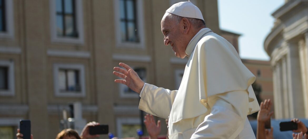 Nazwał papieża „sługą szatana”. Arcybiskup surowo ukarany