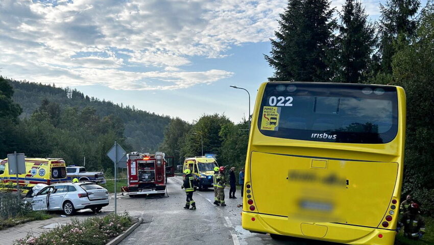 Wypadek w Karpaczu. Samochód zderzył się z autobusem