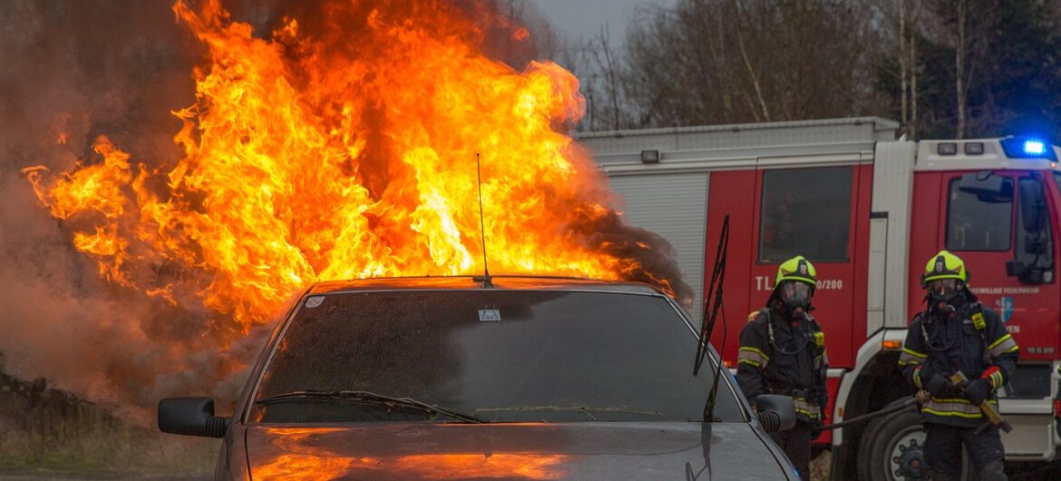 Ponad 600 stopni Celsjusza na parkingu. Spłonęło 200 samochodów