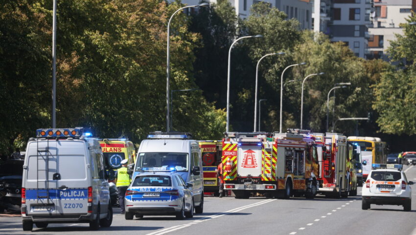 Samochód wjechał w przystanek autobusowy. Dwie osoby nie żyją